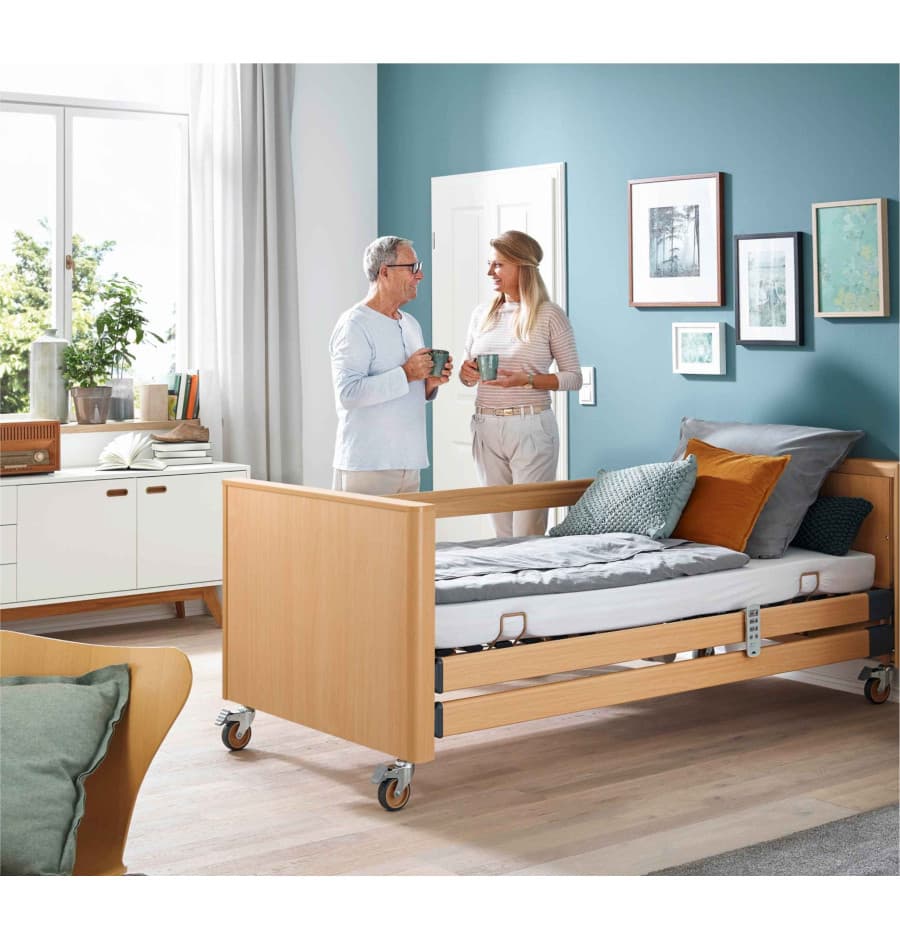 Cama articulada e mesa de apoio — mobiliário hospitalar